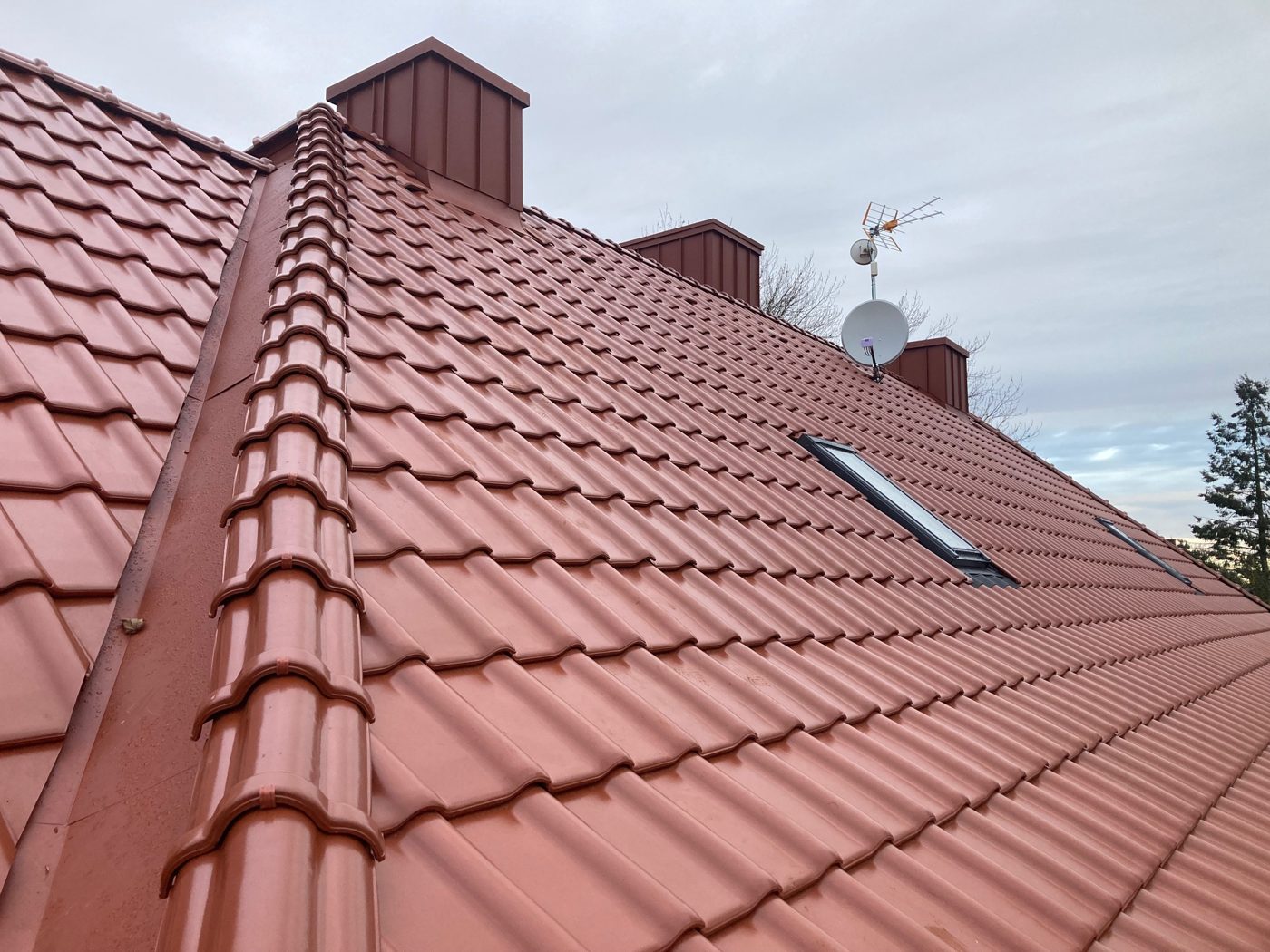 Dach kryty dachówką ceramiczną w Szczecinie